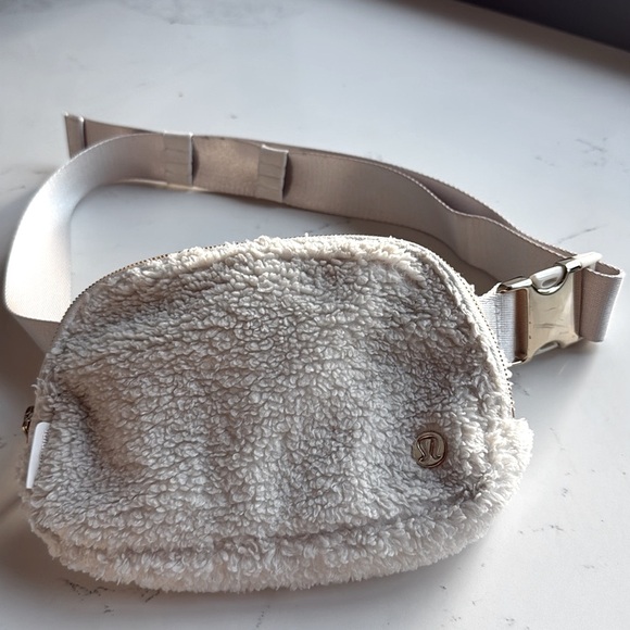 Lululemon Everywhere Belt Bag Fleece White Ivory and Gold - Picture 1 of 15